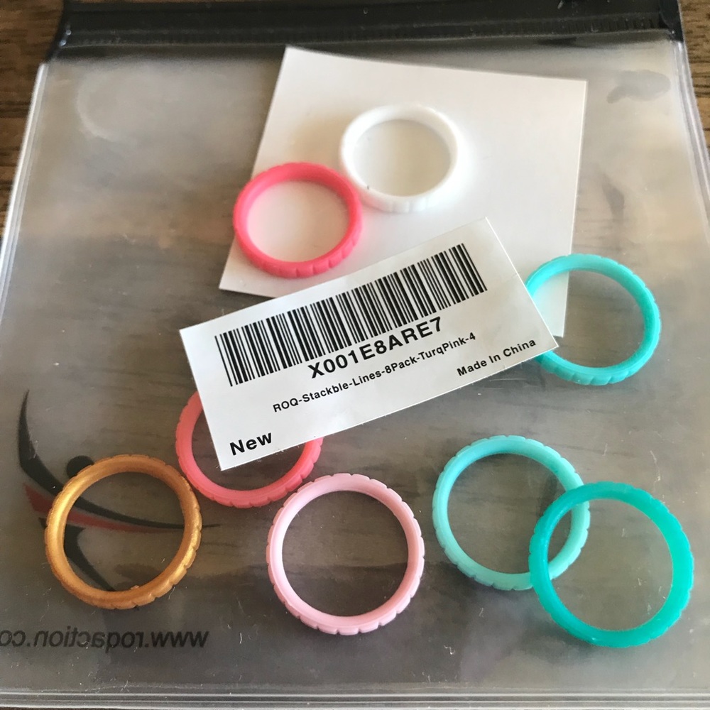 ROQ Set Of 8 Stackable Lined Silicone Rings Size4